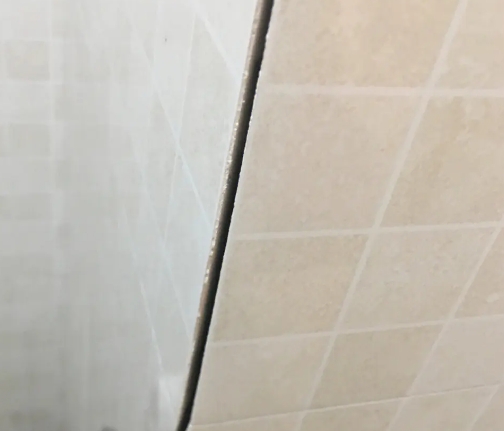 崇左市瓷砖空鼓维修公司分享阳台瓷砖脱落的修复过程可以分为以下几个步骤