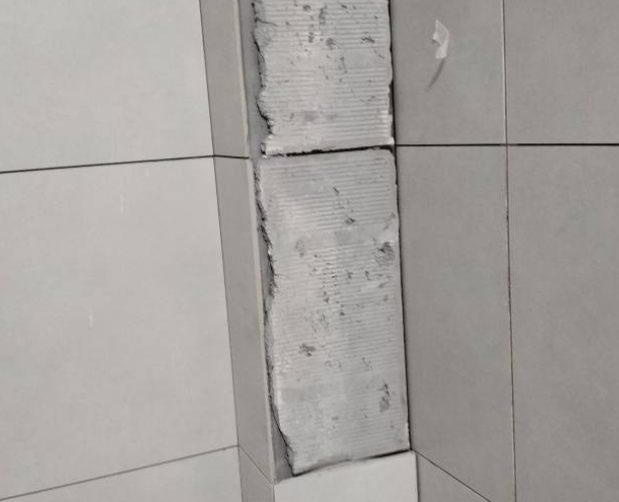 崇左市瓷砖空鼓维修公司分享下瓷砖施工前基层浇水润湿程度不足，可能导致以下问题
