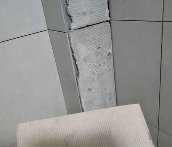 崇左市瓷砖空鼓维修公司分享下厨房瓷砖脱落的补救措施。